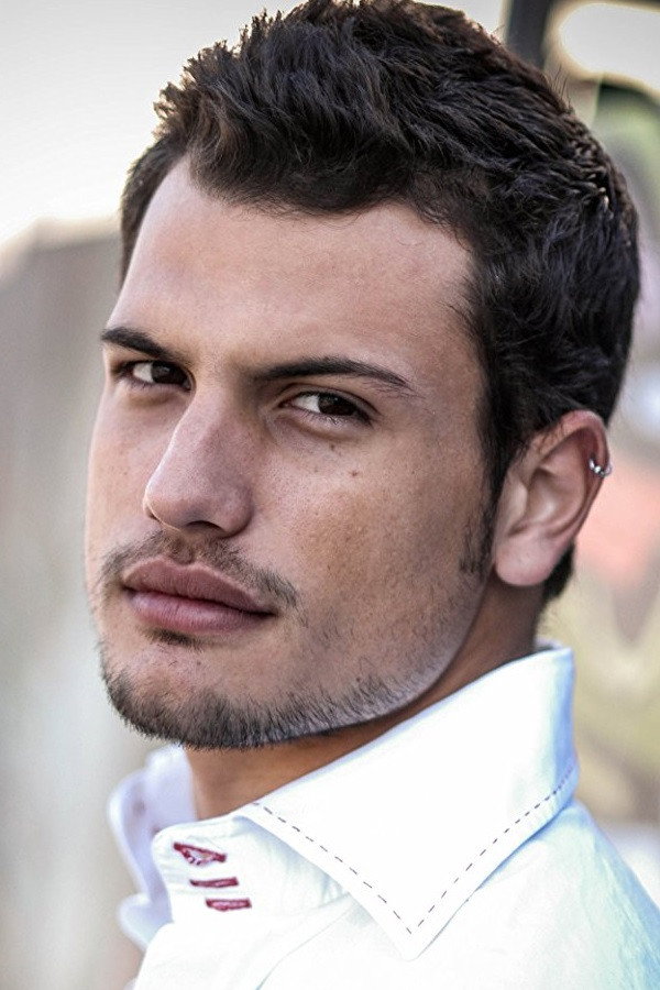 Roberto Urbina as Javier de La Torre in Snowpiercer
