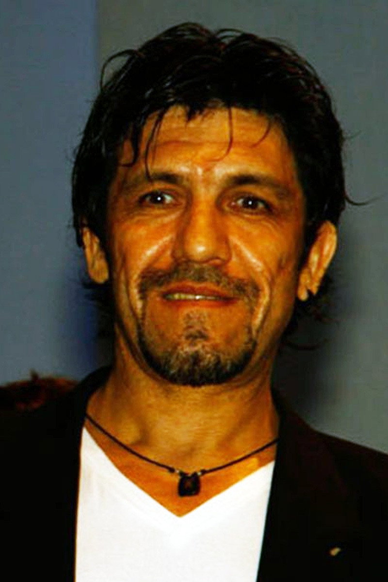 Víctor Hugo Carrizo as Estévez in Mis días con Gloria