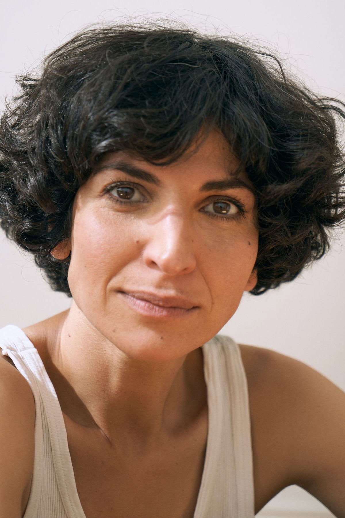 Neda Rahmanian as Dr. Sina Kunz in Die Luft, die wir atmen