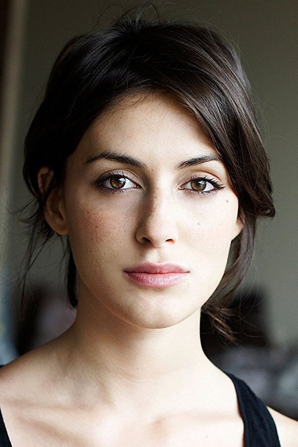 Clémence Thioly as Roxanne Toulouse in Interventions