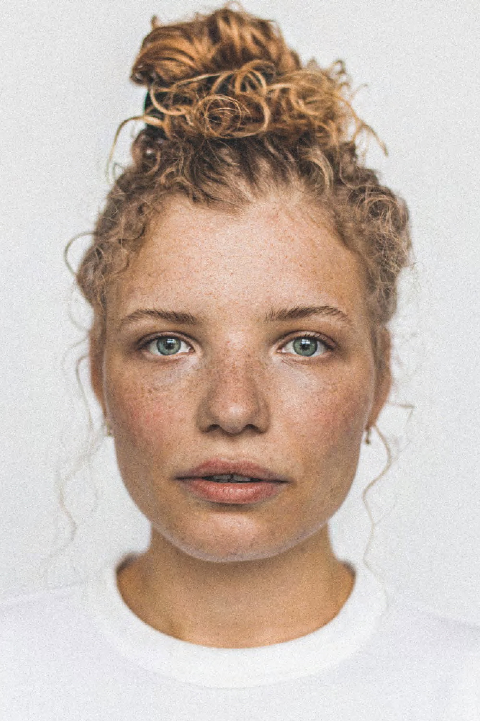 Luisa-Céline Gaffron as Theresa in The Shadow