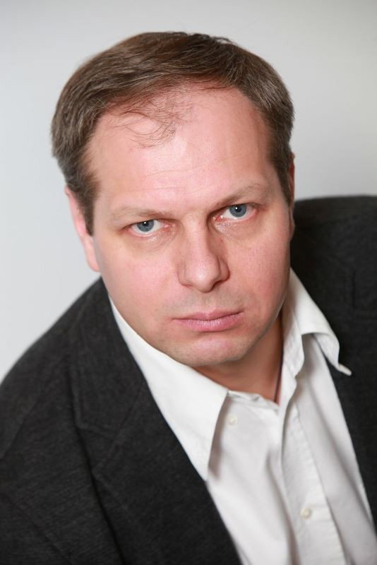 Сергей Гурьев as Tolya Pavlov in Чужая стая