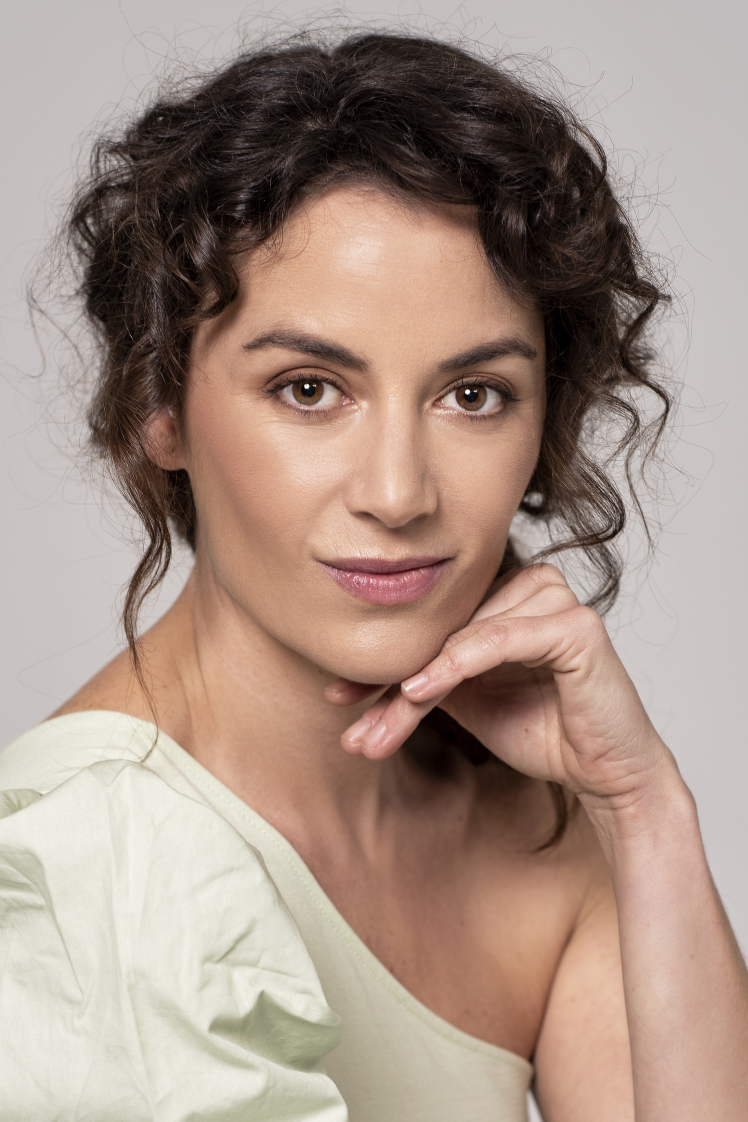Lucía Barrado as Girasol in Aşk Tuzağı