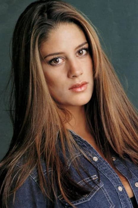 Manuela González as Carolina Falla in Ángel de la Guarda Mi Dulce Compañía
