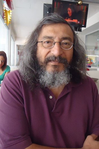José Luis Cruz as Profesor Mondragón in Mariana Mariana