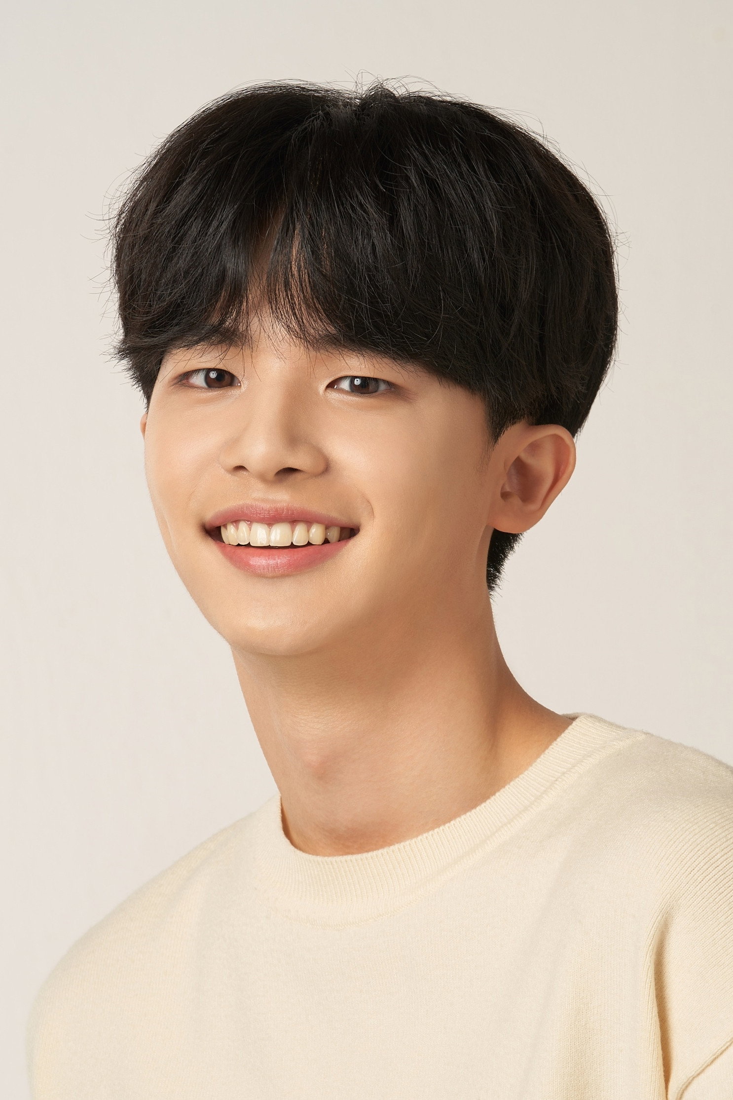 Oh Jae-woong as Seo Jun-yeong in The Moment the Heart Shines