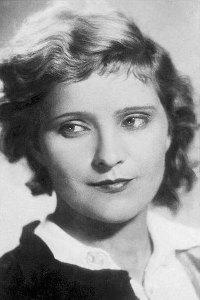 Людмила Глазова as Senior Lieutenant Ekaterina Kutuzova in The Sky Slow-Mover