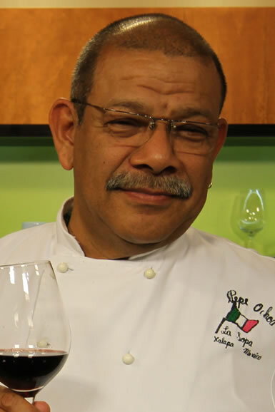 Pepe Ochoa as Self - Host in Más Vida