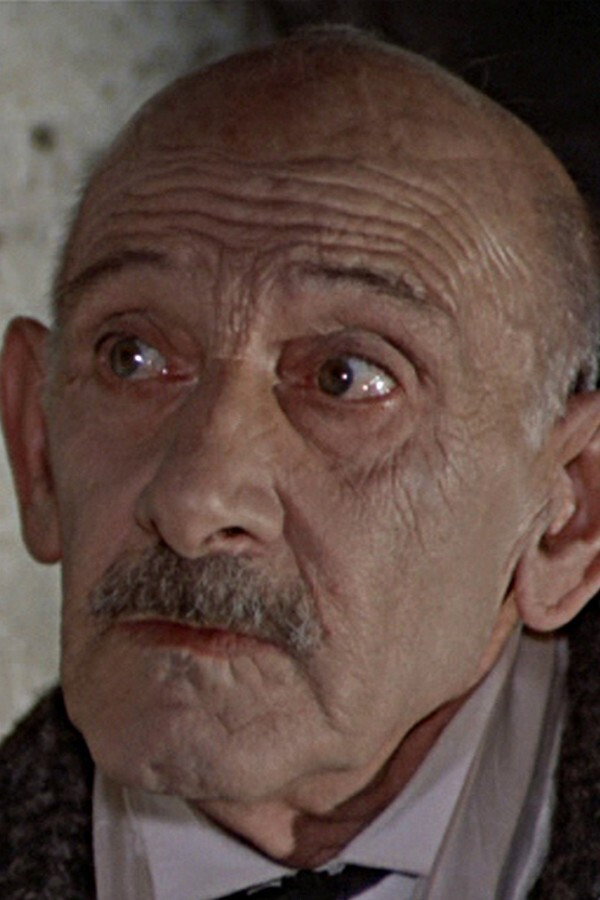 Renato Pinciroli as signor Fiore, il padre di Michele in Bella, ricca, lieve difetto fisico, cerca anima gemella