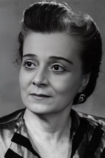 Avgusta Miklashevskaya as Lisa / Akulina in Miss Peasant