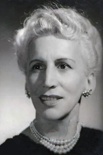 Margarita Robles as Doña Eulalia in Altar mayor