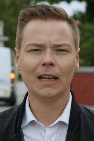 Michael Wichmann as Vært in Huse på spil