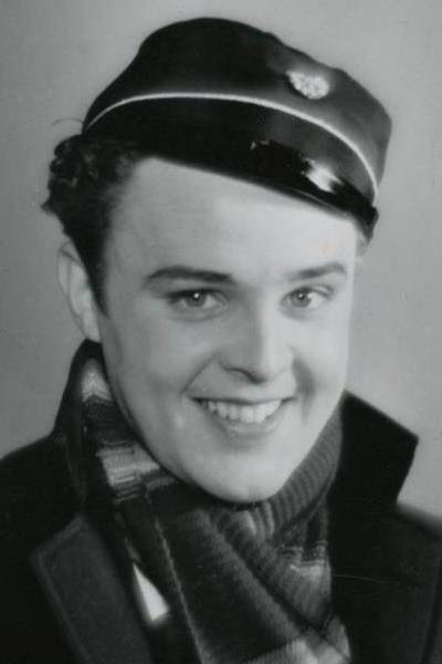 Hans Kurt as Egon in Himlen er blaa