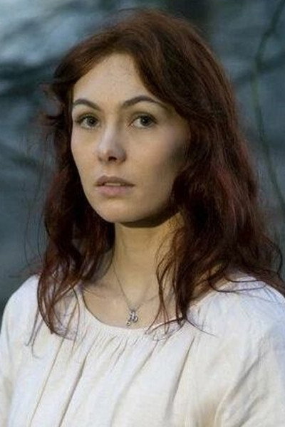 Alwena Brehin as Flora Longhlin in Les secrets du Finistère - La disparue de Douarnenez