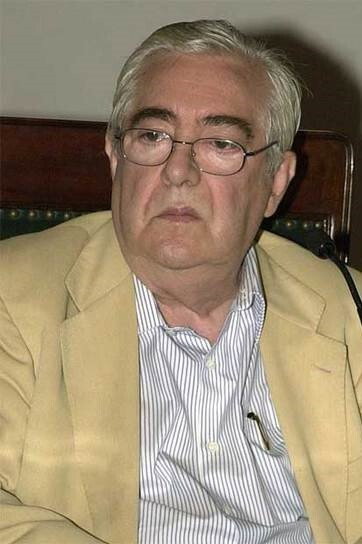 José Luis Coll as Paco in Enseñar a un sinvergüenza
