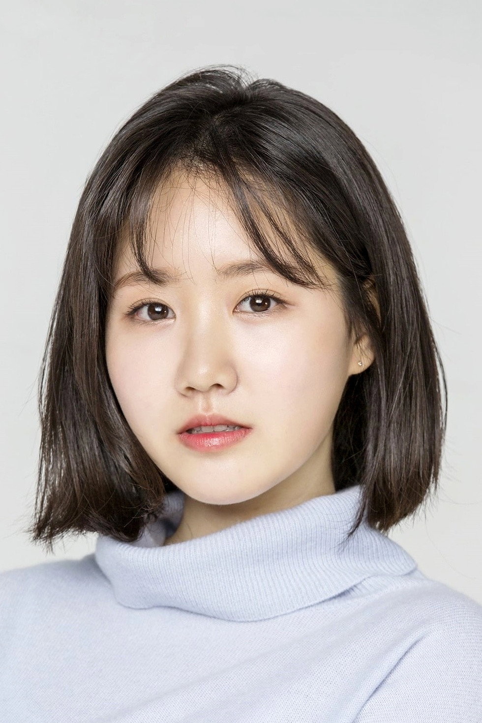 진지희 as Yoo Jung (young) in The Goddess of Fire