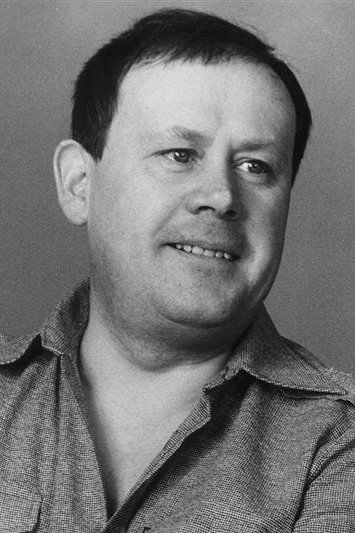 Karel Augusta as soudní znalec in A co ten ruksak, králi?