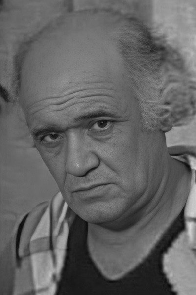 Расми Джабраилов as Apotheker in A Fairy Tale Told at Night