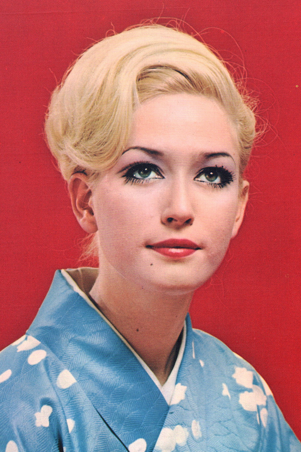 サリー・メイ as Oman in Dead Blossoms