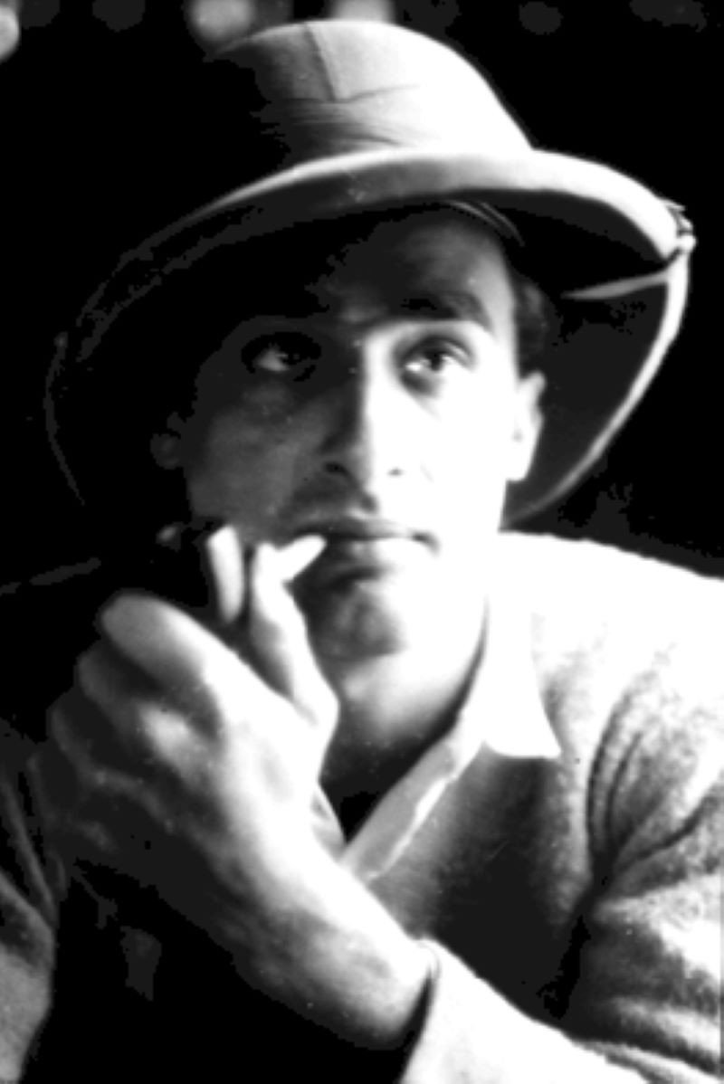 Raul Schnoor as First man in Limite