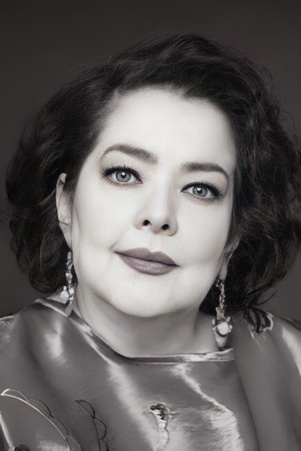 Delia Casanova as Micaela "Mica" de Suárez in Luz y Sombra