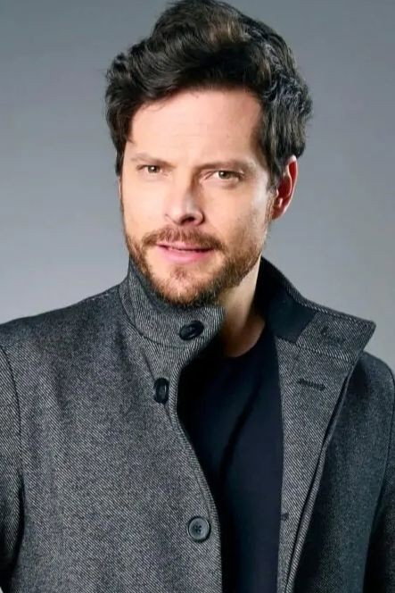 Julián Trujillo as Jefe Álvaro Rojas in Enfermeras