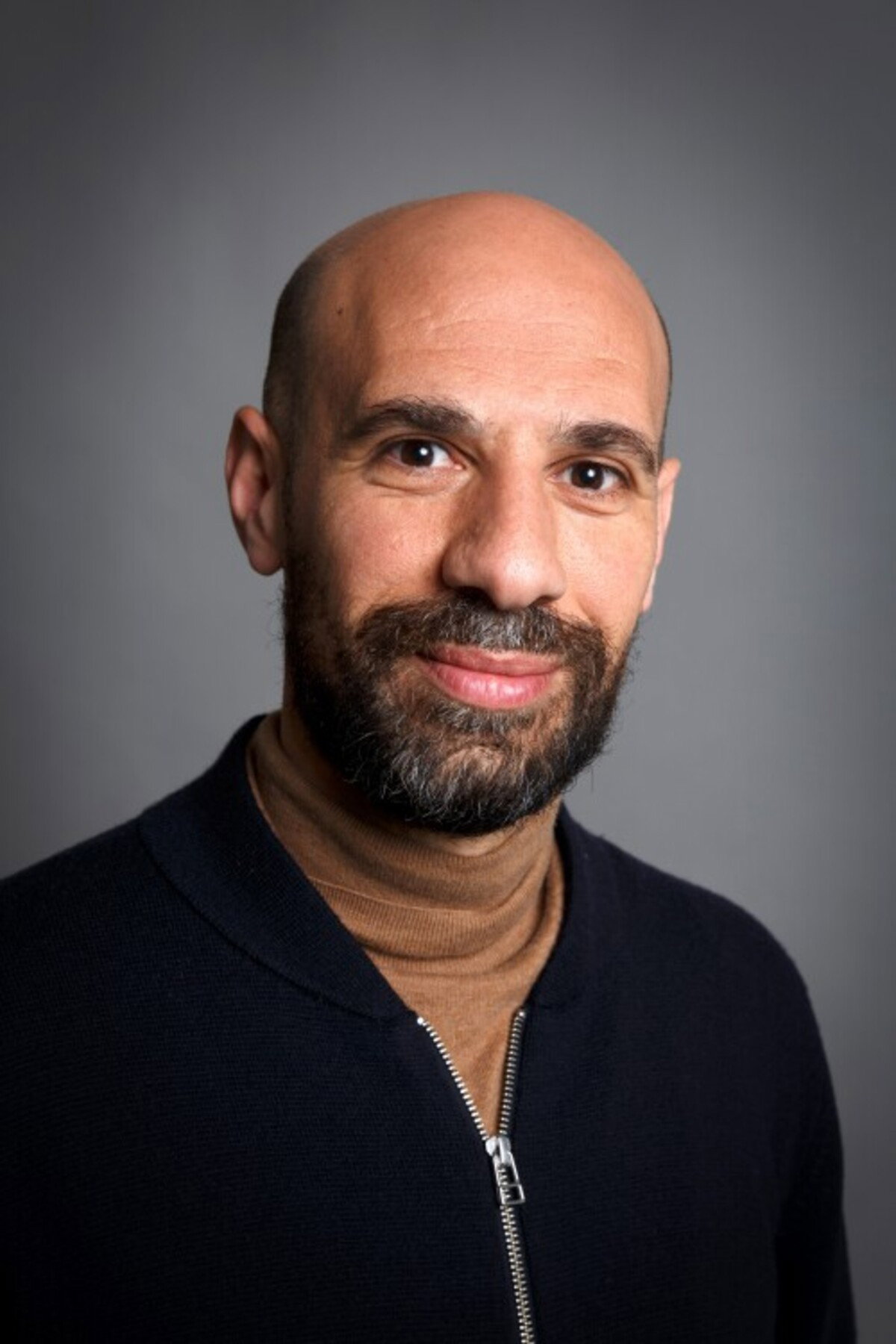 Abdelkader Benali as Presentator in Jan Janszoon, Piraat van de wereld