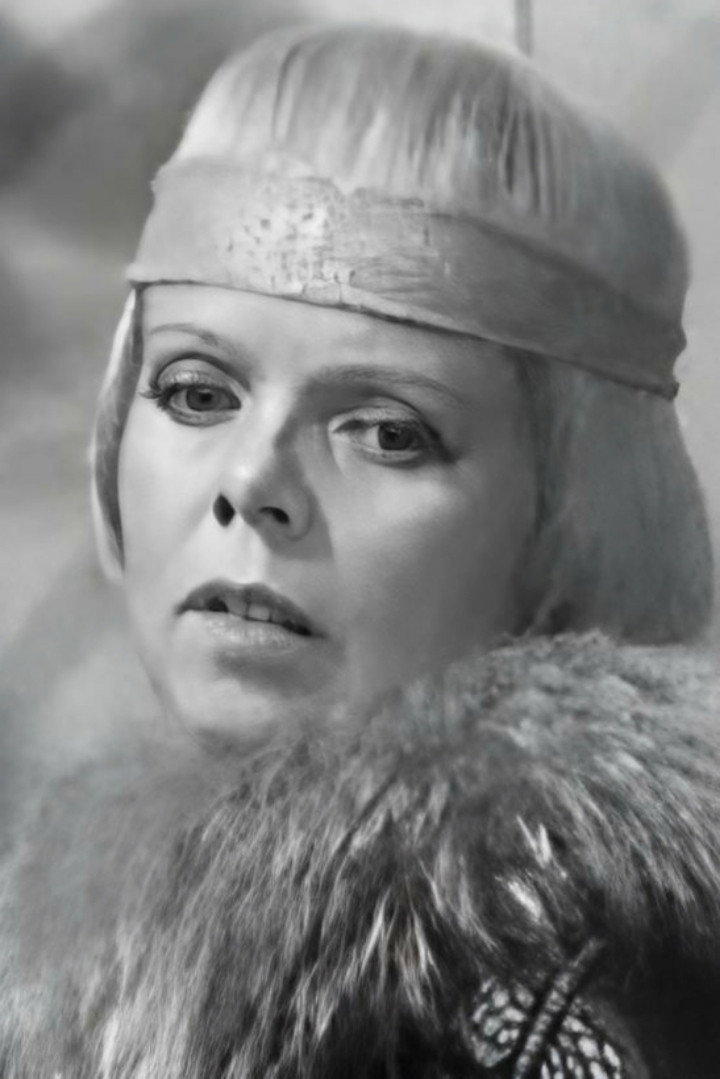 Nijolė Gelžinytė as Ela Baronienė in Atžalos