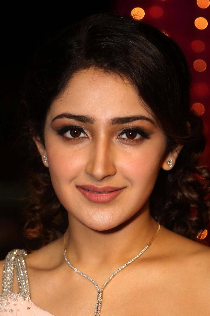 Sayesha Saigal as Sati in Shiva'ya Yemin Ederim / Shivaay