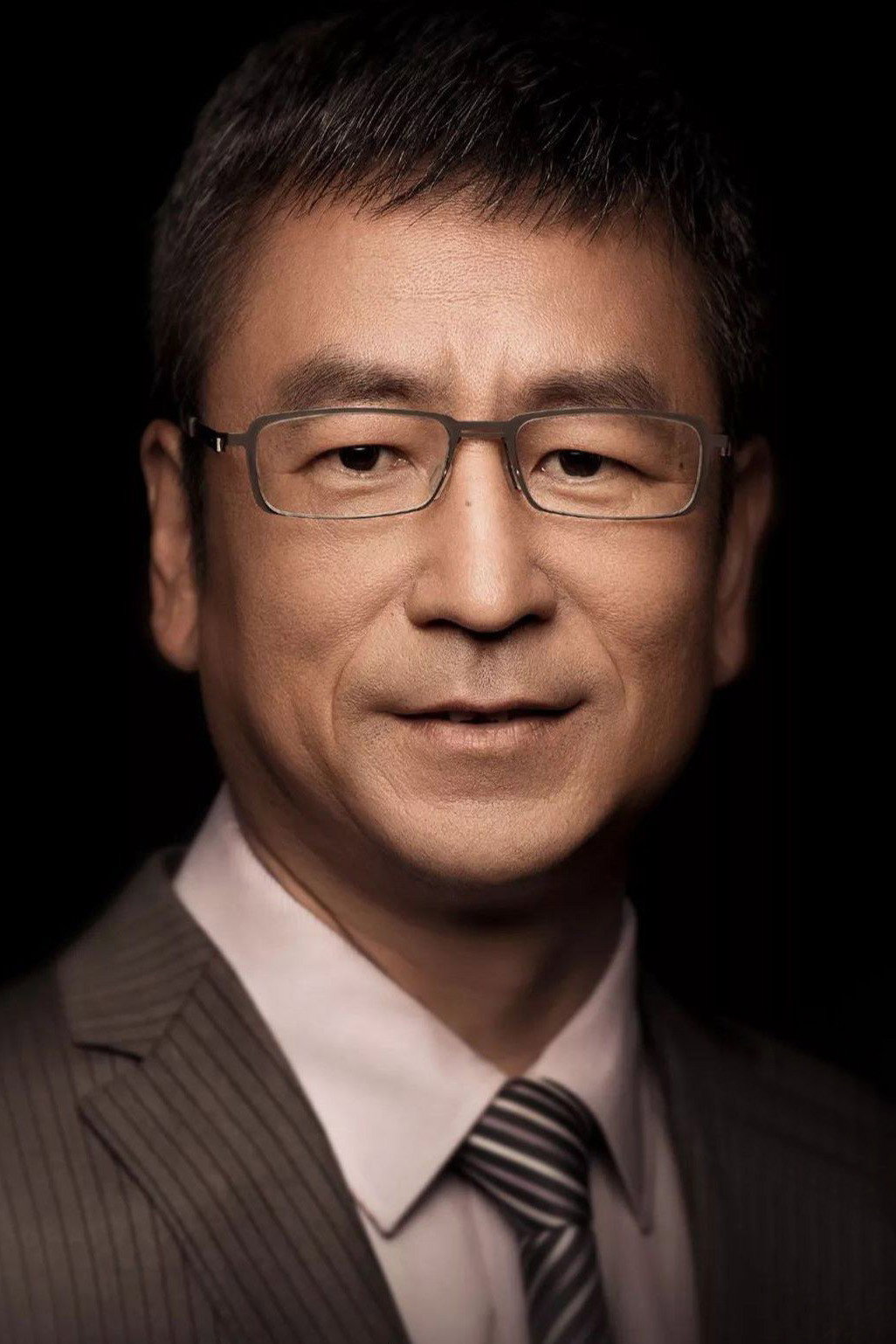 Bai Yansong as host in 相信未来在线义演