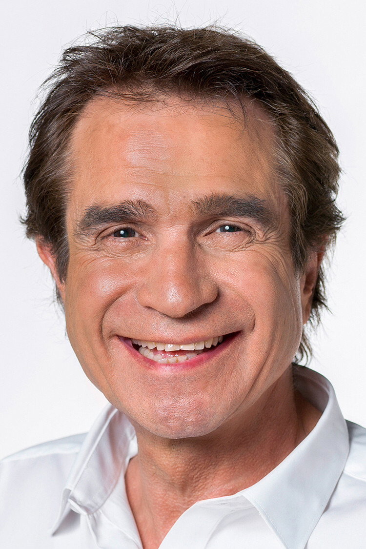 Alex Zisis as Maximiliano Valdivieso in La Nany