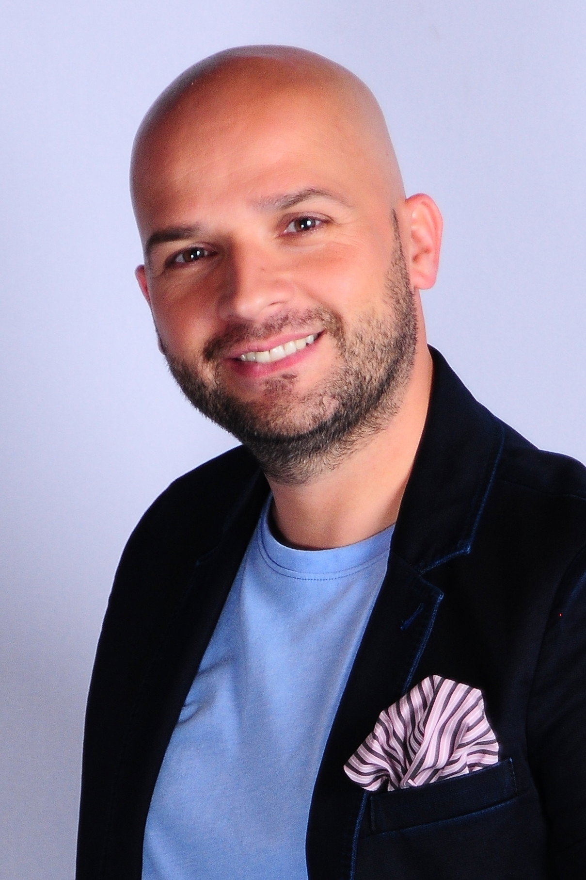 Andrei Ştefănescu as Self in Poftiti pe la noi