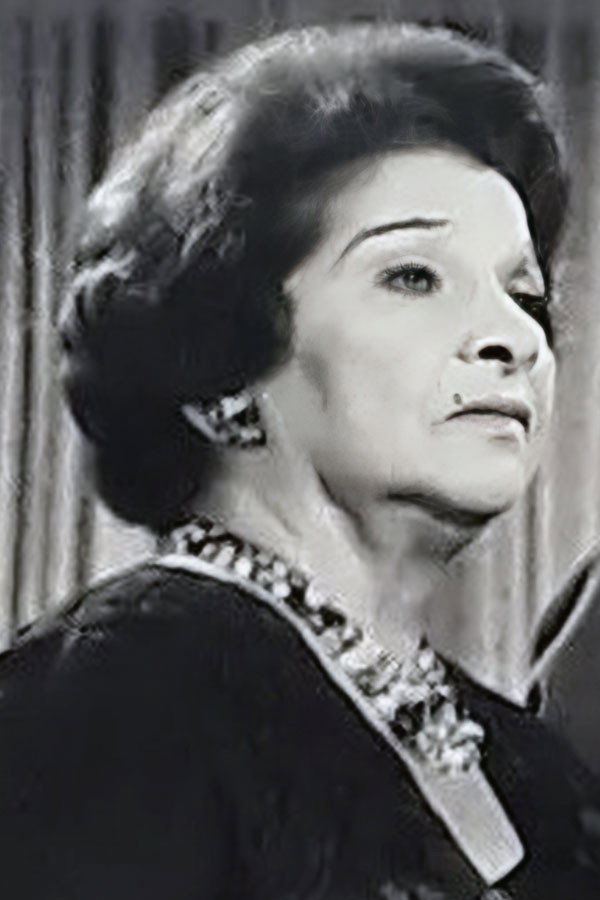 Mariel Comber as Clarita in La pérgola de las flores