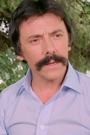 Νίκος Μπακογιάννης as Διπλανός in Ένας Κλέφτης με Φιλότιμο