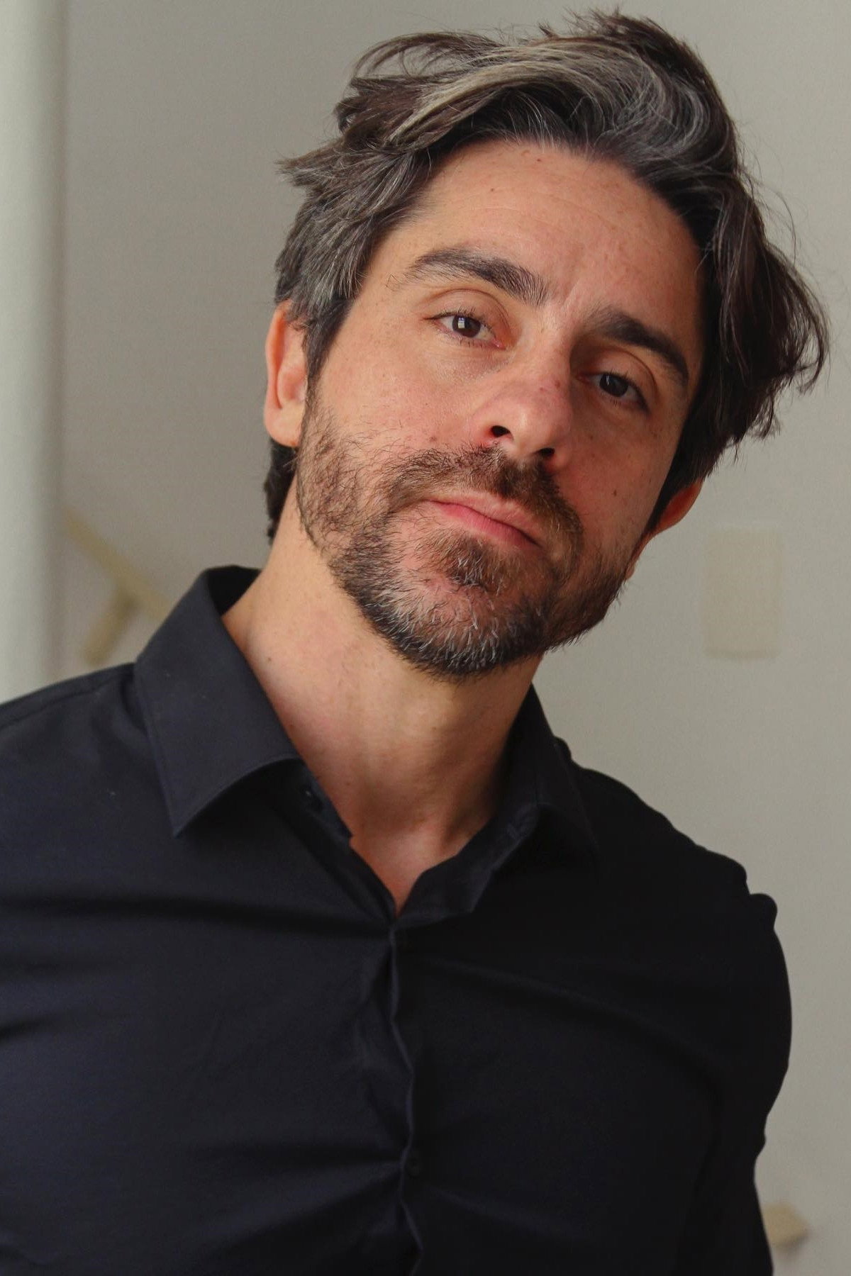 Felipe Abib as Oscar in Desperate Lies