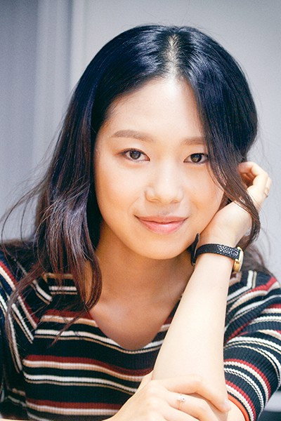 박지수 as Yoon Jin-ah in Idle Mermaid