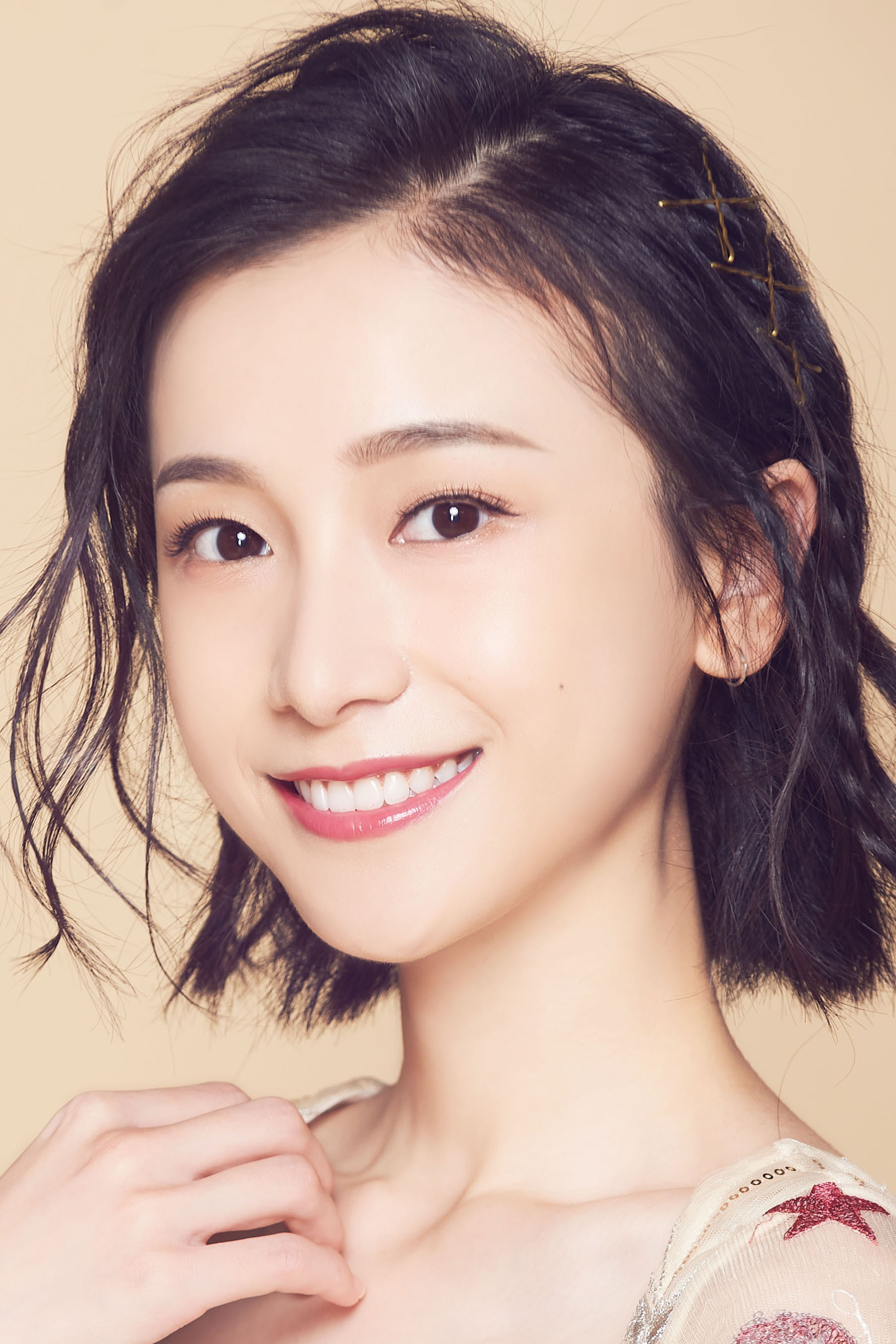 Jiang Zixin as Jin Se in Love Under the Floral Rain