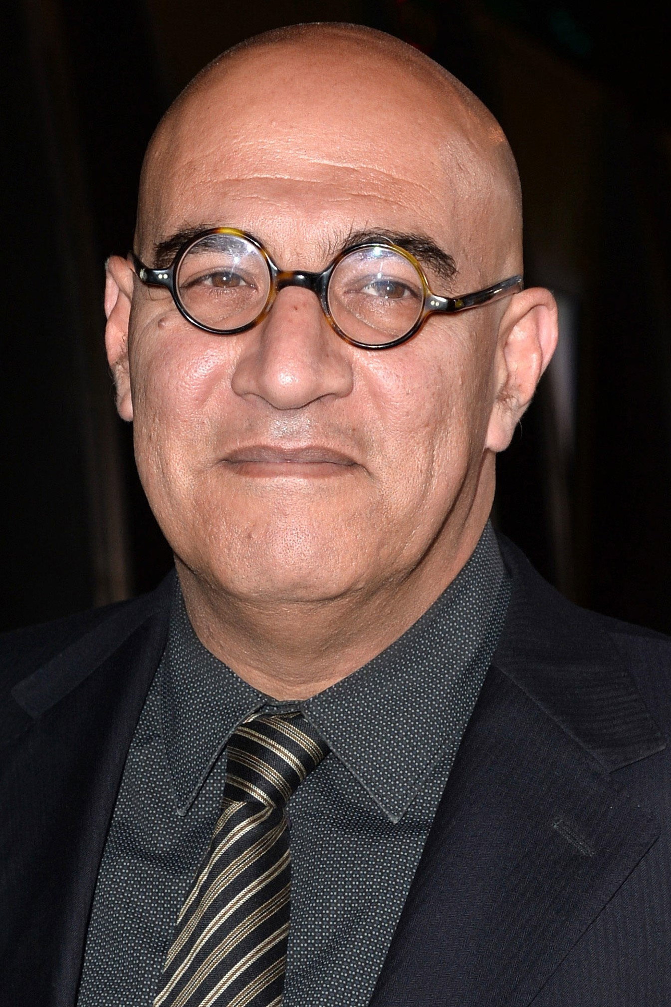 יגאל נאור as Narrator in Tkuma