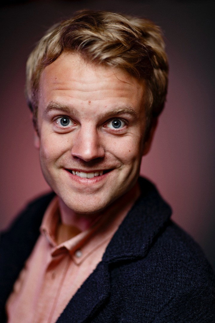 Erik Solbakken as himself - host in Norges nye megahit
