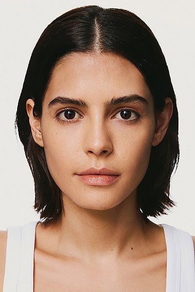 Julia Dalavia as Maria Tereza de Sá Ribeiro (1ª Fase) in Old River