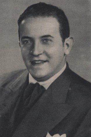 Manuel Arbó as Esteban in That Happy Couple