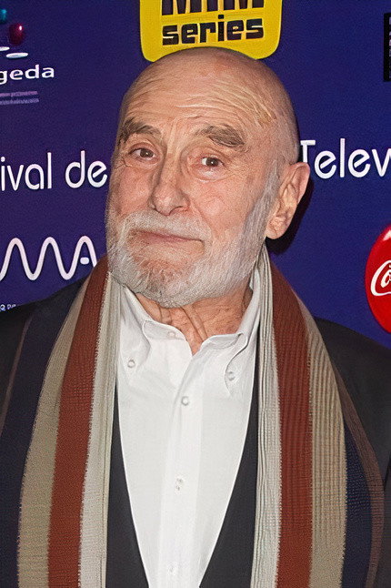 Antonio Canal as Policía in Gulliver