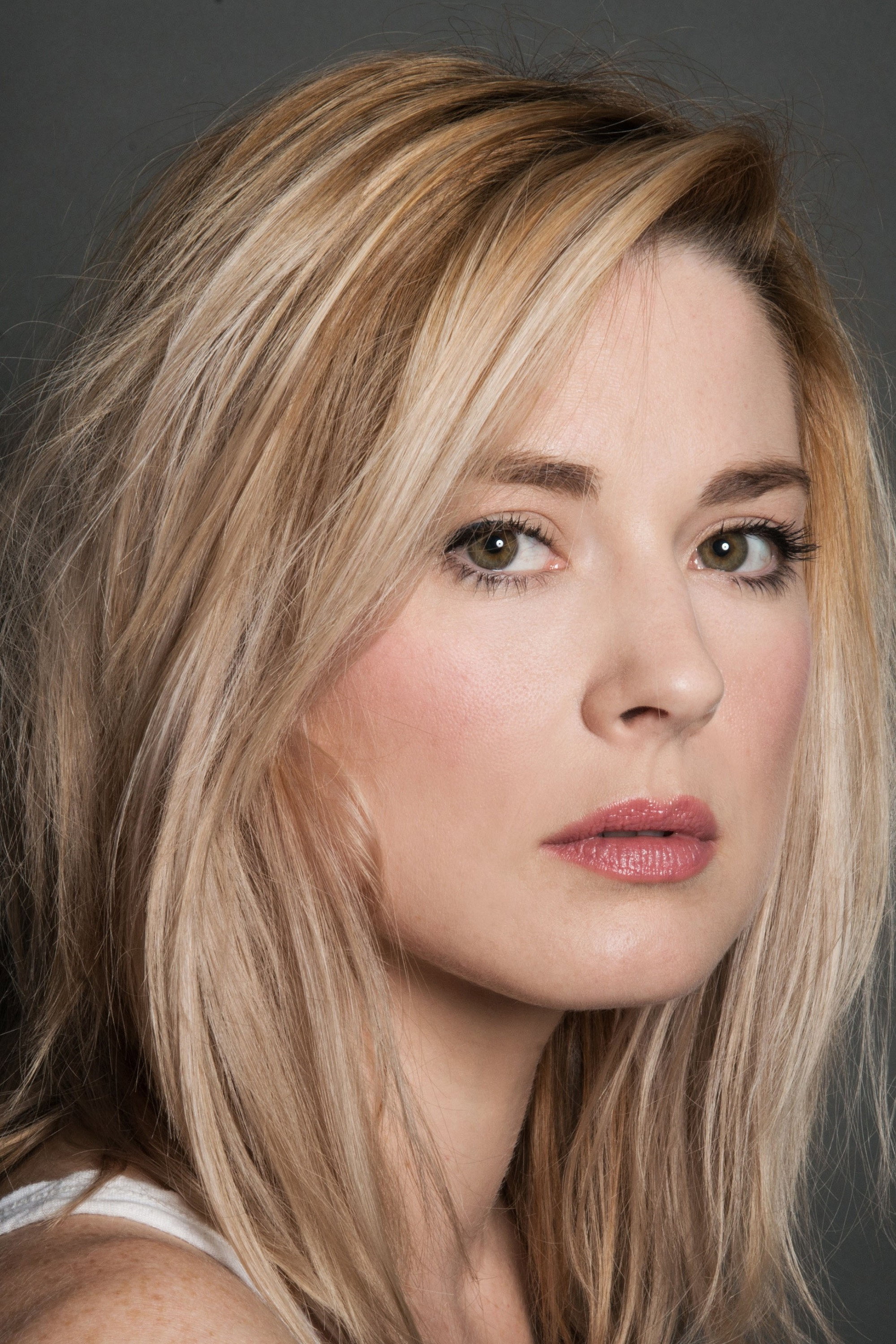 Alexandra Breckenridge as Vivian in The Ex List
