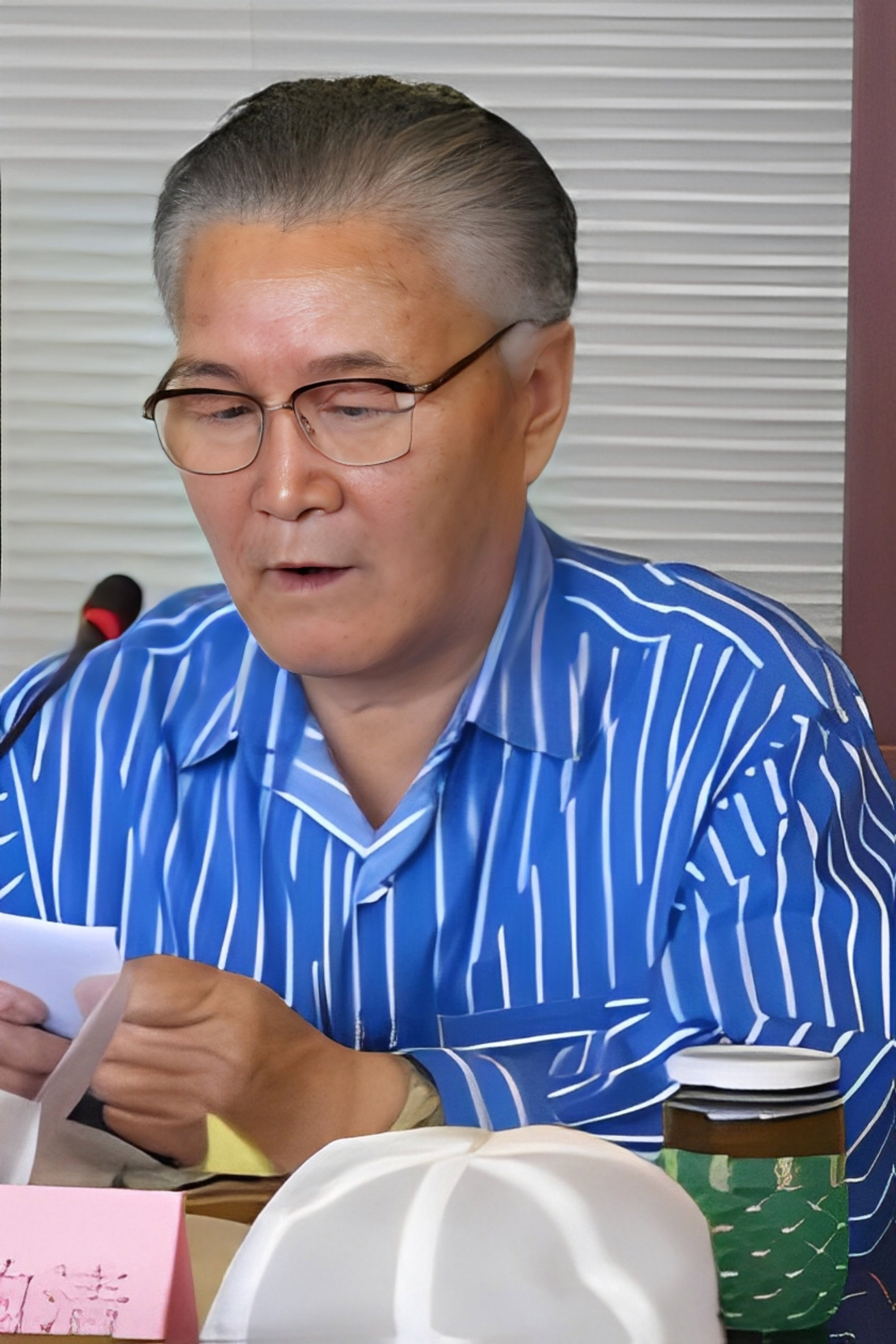 曹云青 as 校长 in Bunshinsaba vs Sadako