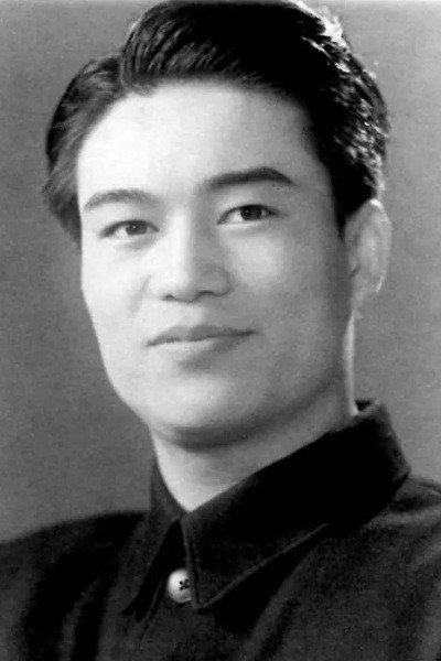 Yang Yu as 肖队长 in Bao feng zhou yu