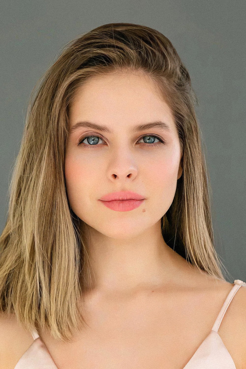 Ангелина Пахомова as Полина Градова in Family Fortune