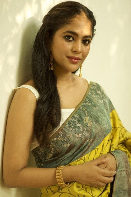 Srindaa as Latha in Munthirivallikal Thalirkkumbol