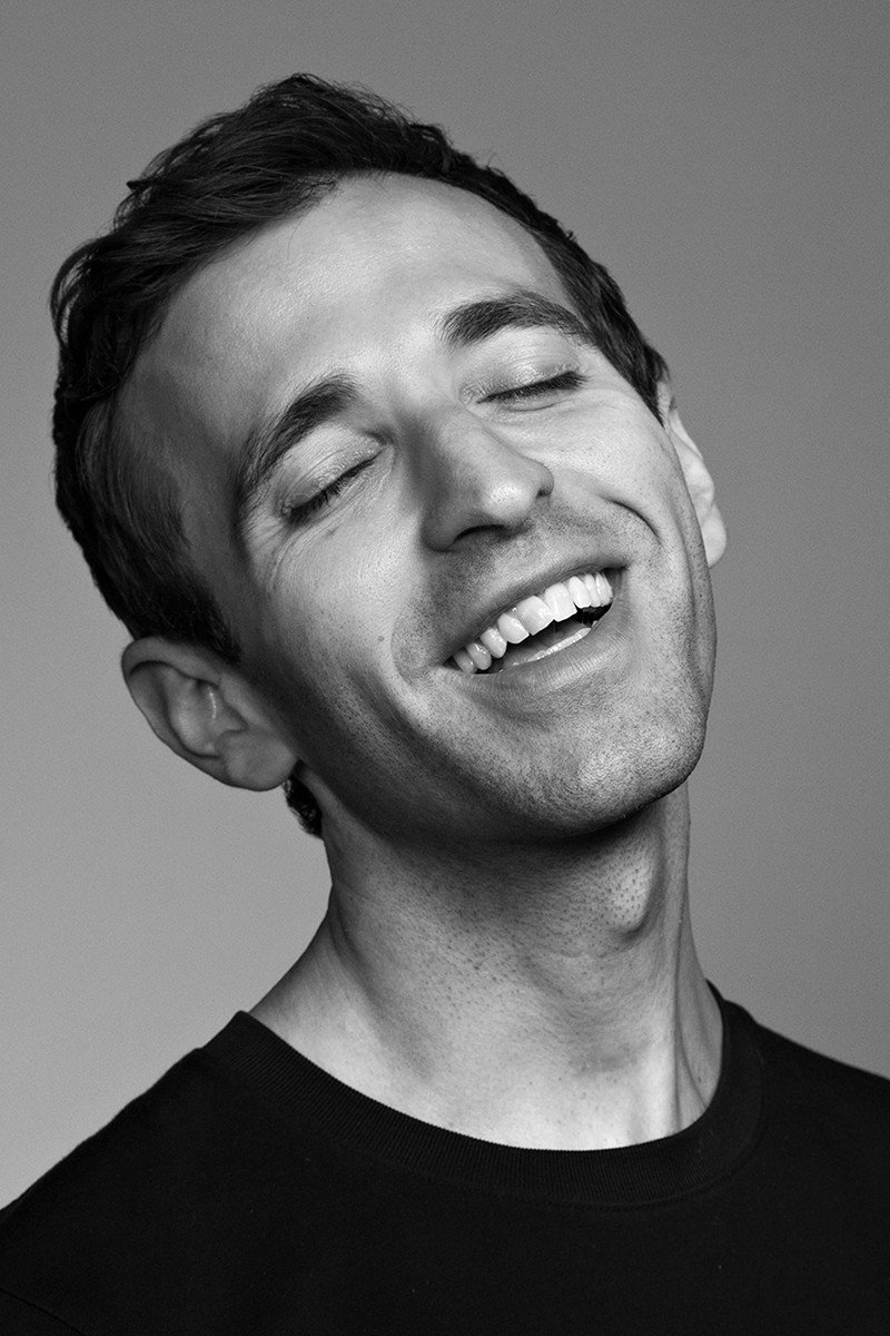 Anthony Roth Costanzo as Simon in De particulier à particulier