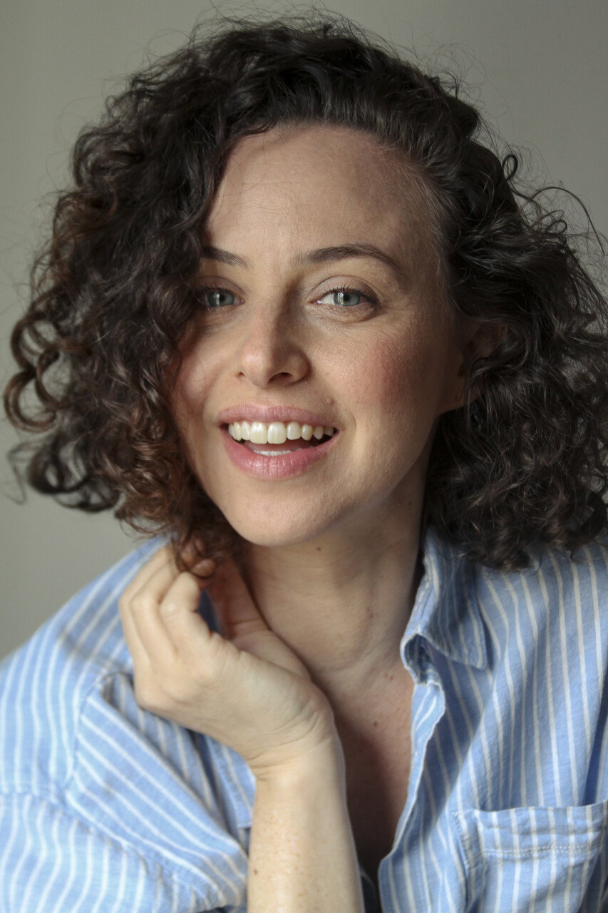 Mayara Constantino as Simone in Solidão 22B
