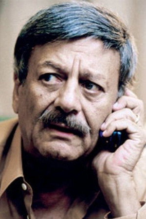 Ibrahim Khan as حسين / محمود in جواري بلا قيود